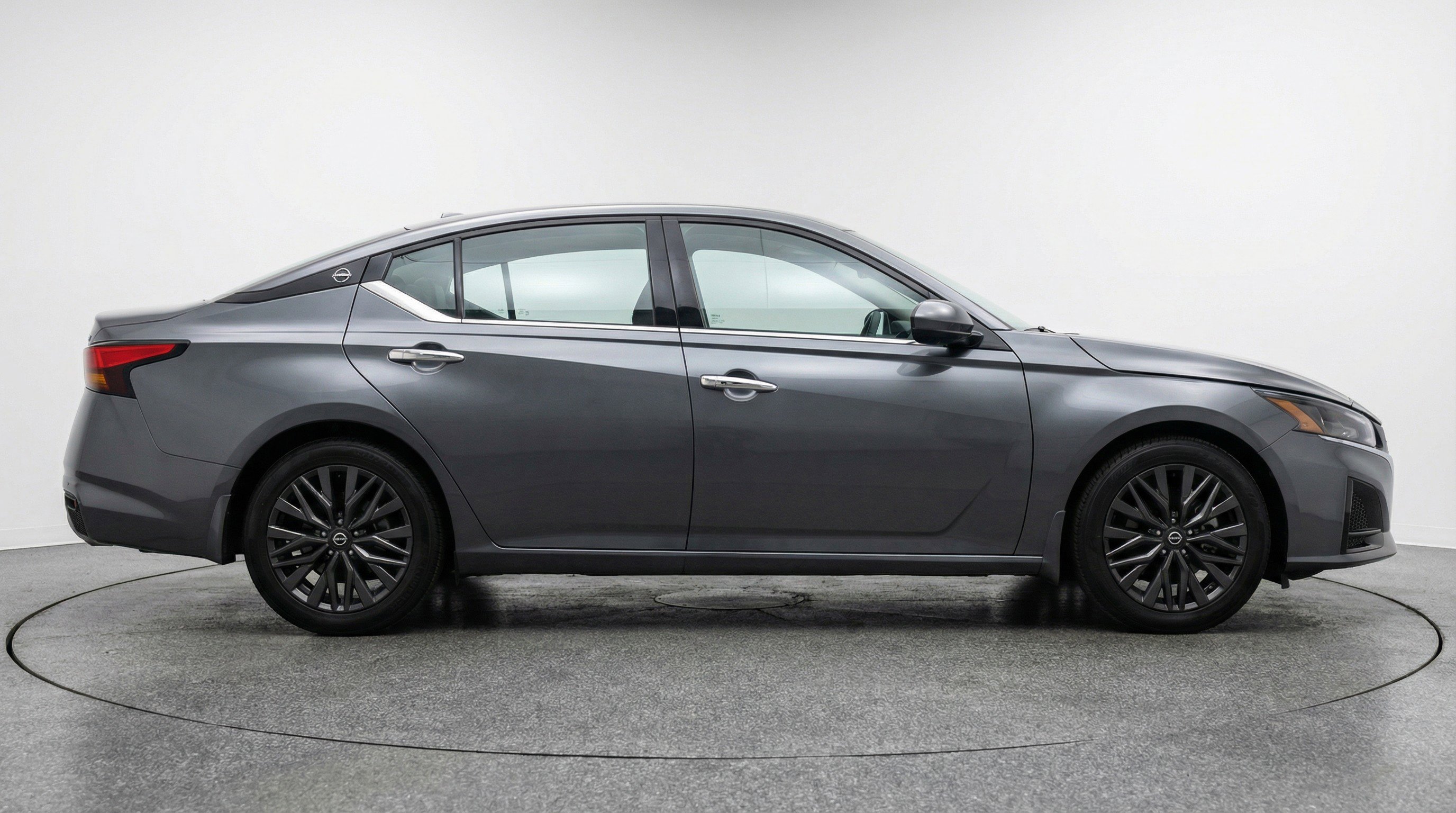 Used 2025 Nissan Altima 2.5 SV image 11