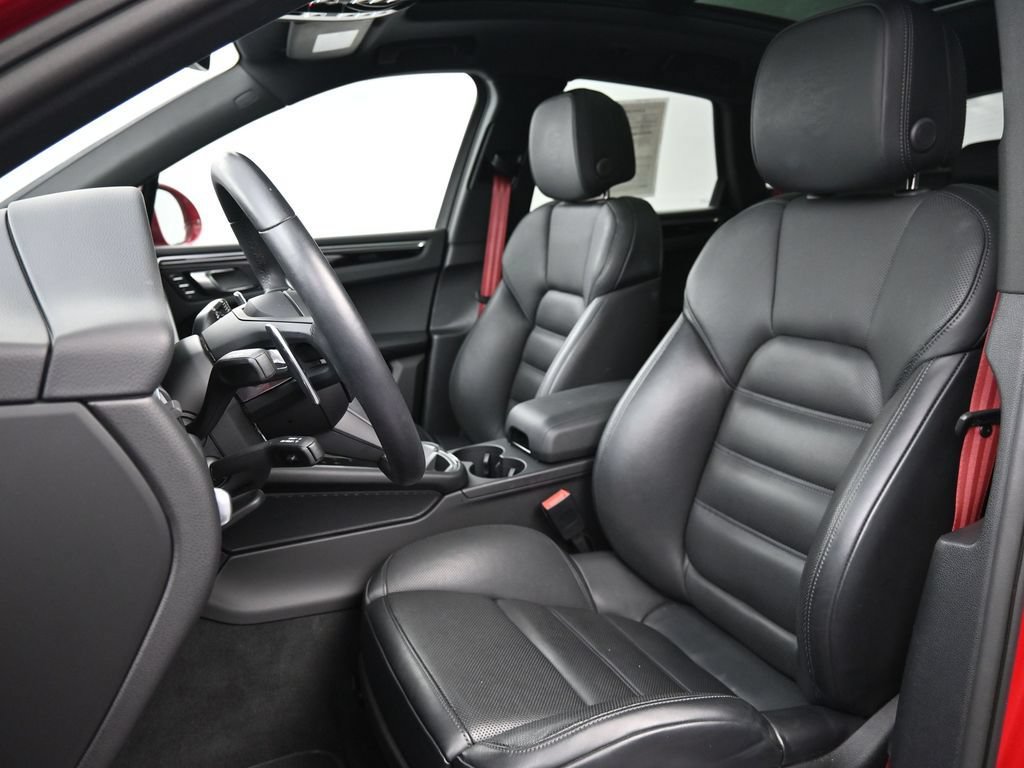 Certified 2025 Porsche Macan AWD/4WD image 5