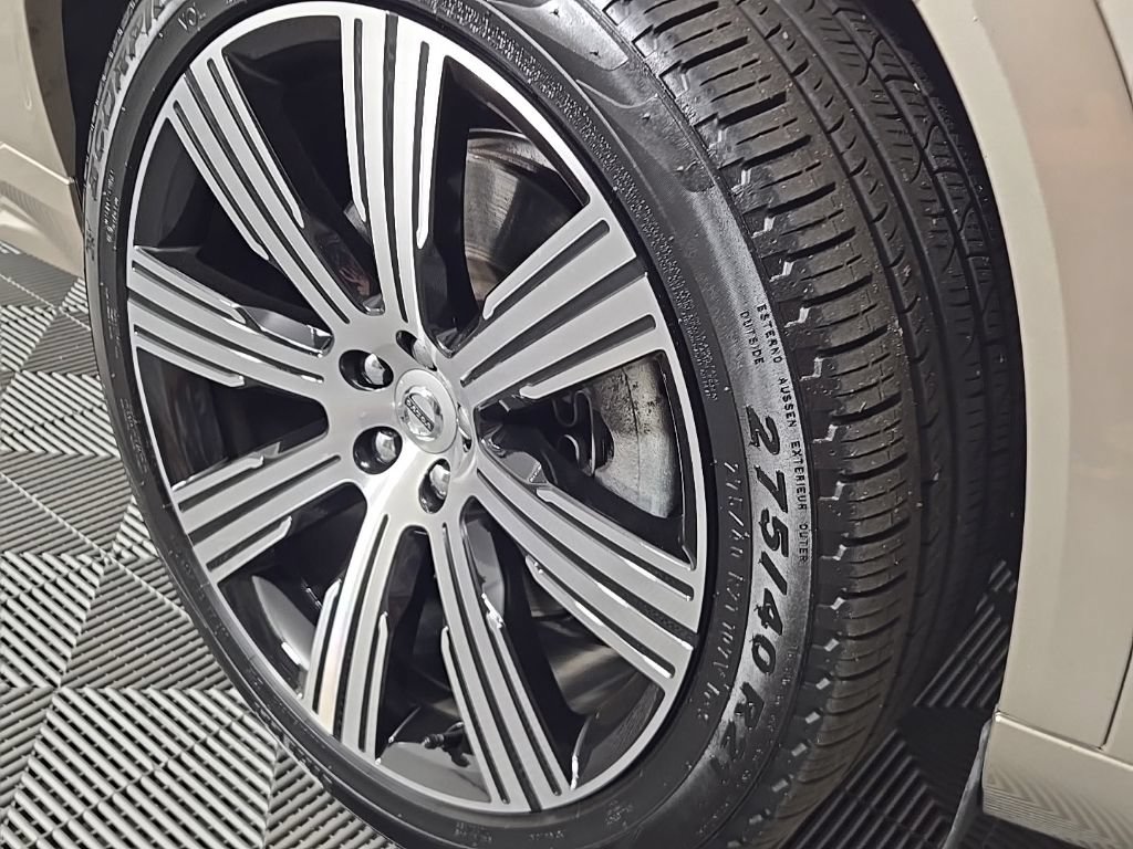 Certified 2024 Volvo XC90 T8 Plus AWD/4WD image 7