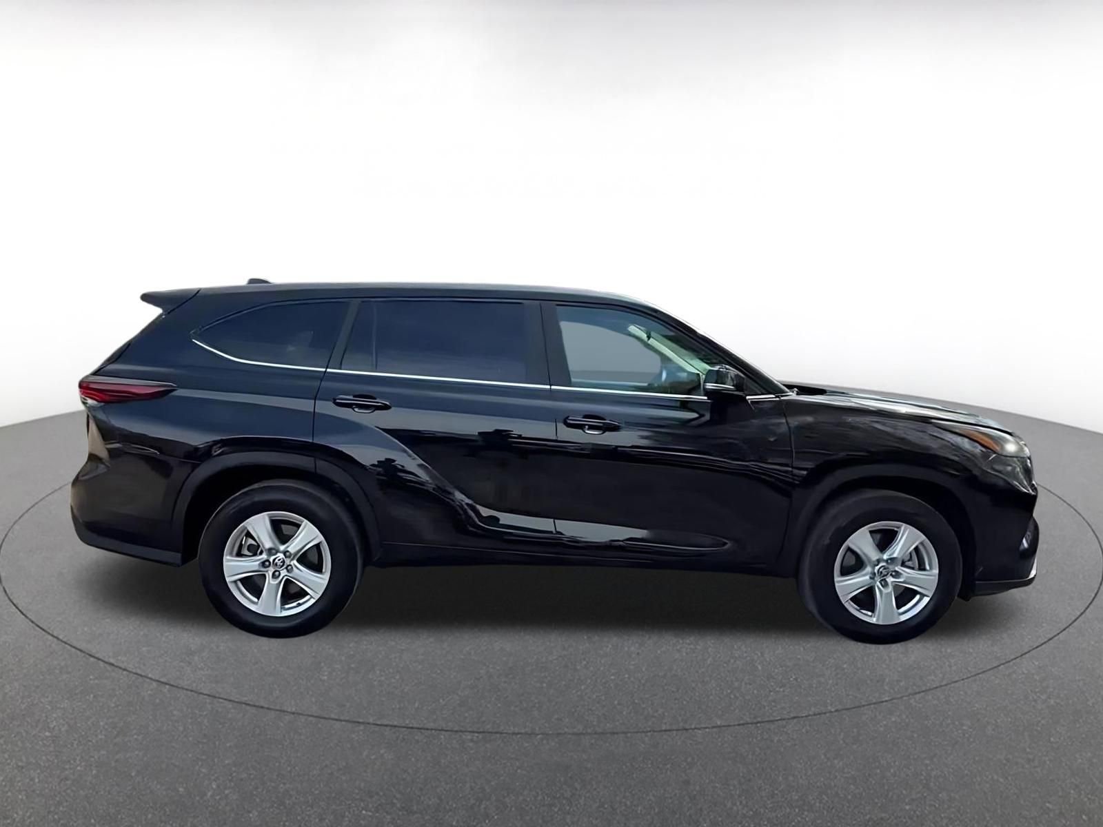 Used 2025 Toyota Highlander LE FWD image 16