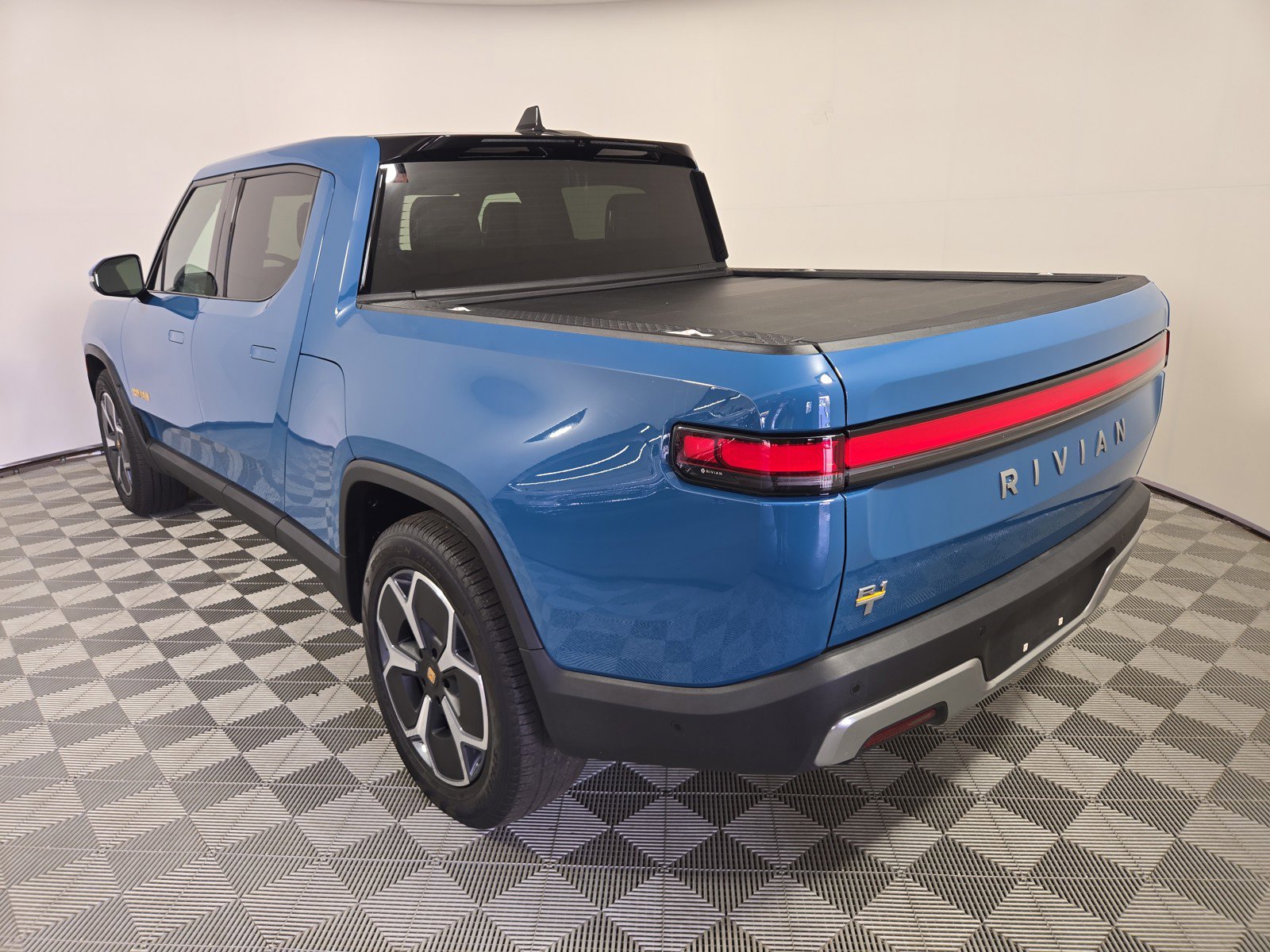 Used 2022 Rivian R1T Adventure image 3