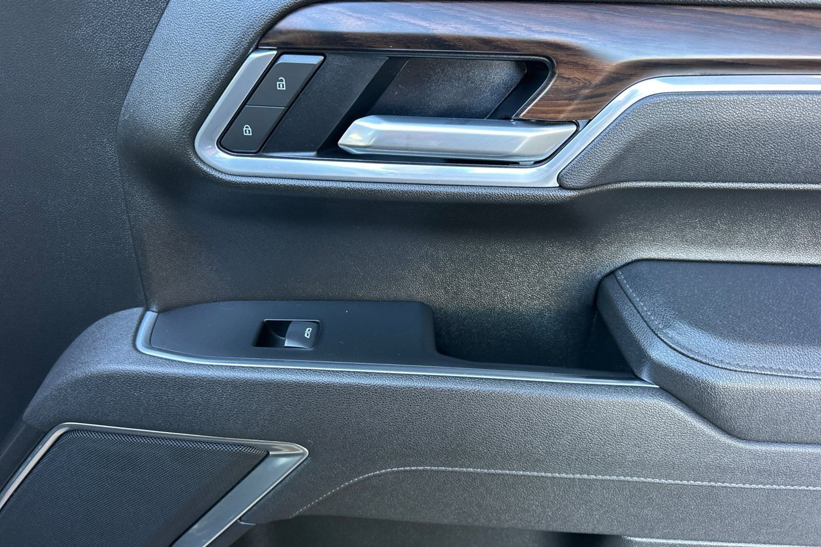 Certified 2025 GMC Sierra 1500 SLT image 21