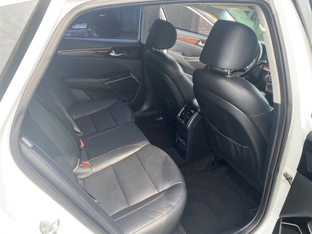 Used 2017 Kia Cadenza Premium w/ Luxury Package FWD image 12