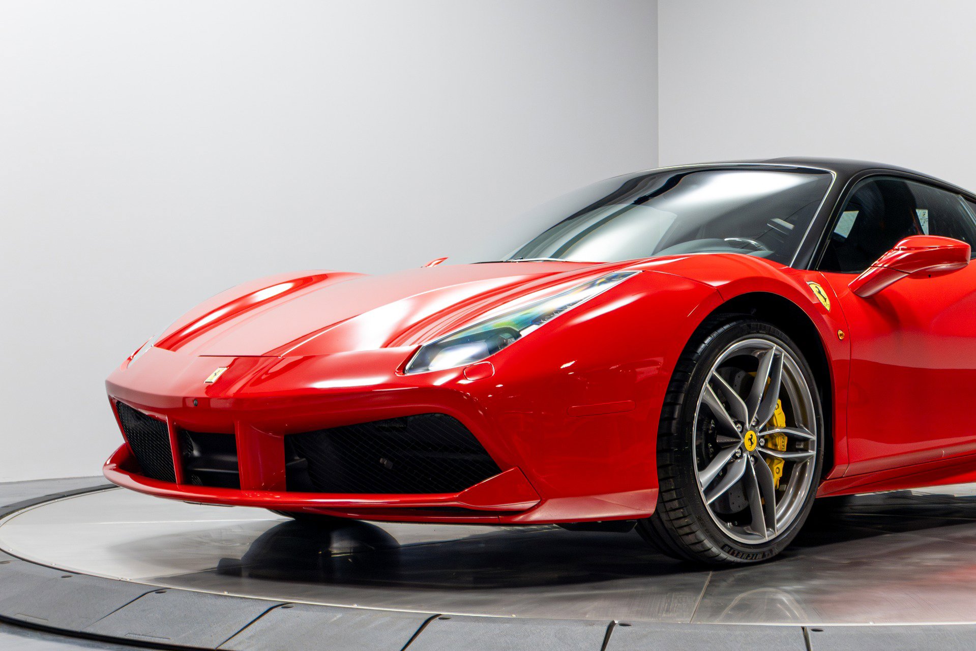 Used 2018 Ferrari 488 GTB image 4