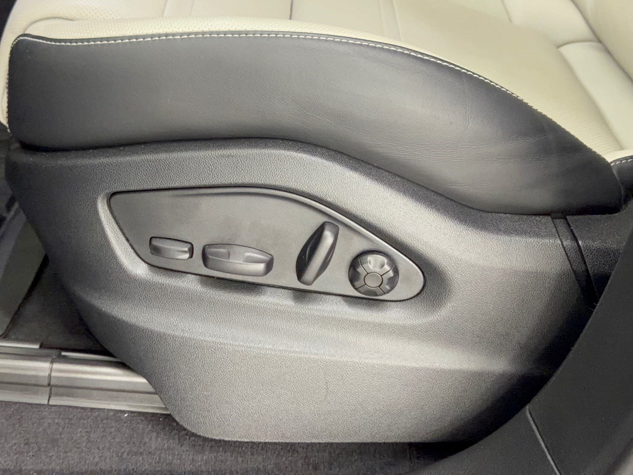 Certified 2025 Porsche Cayenne S AWD/4WD image 16