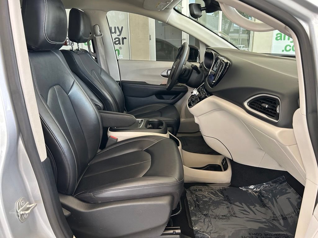 Used 2024 Chrysler Pacifica Touring-L FWD image 21