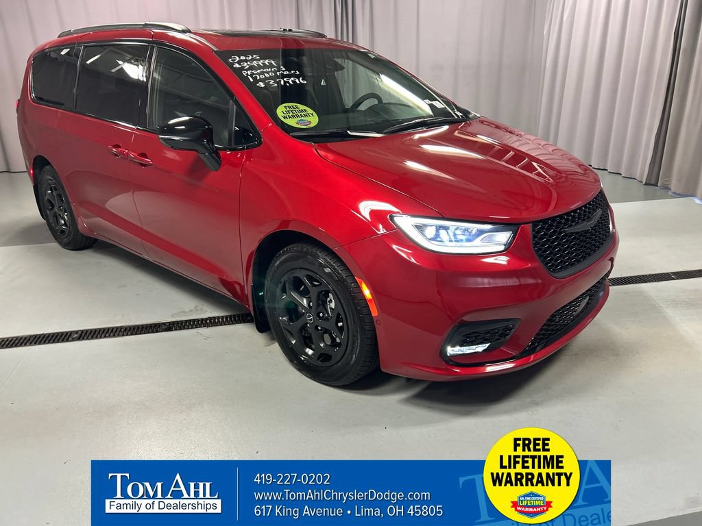 Used 2025 Chrysler Pacifica Premium