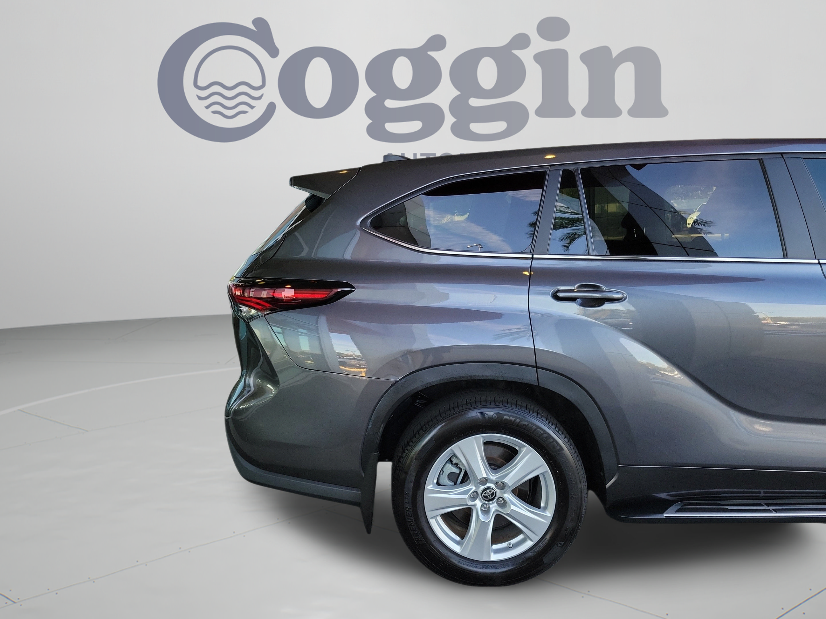 Used 2024 Toyota Highlander LE AWD/4WD image 5