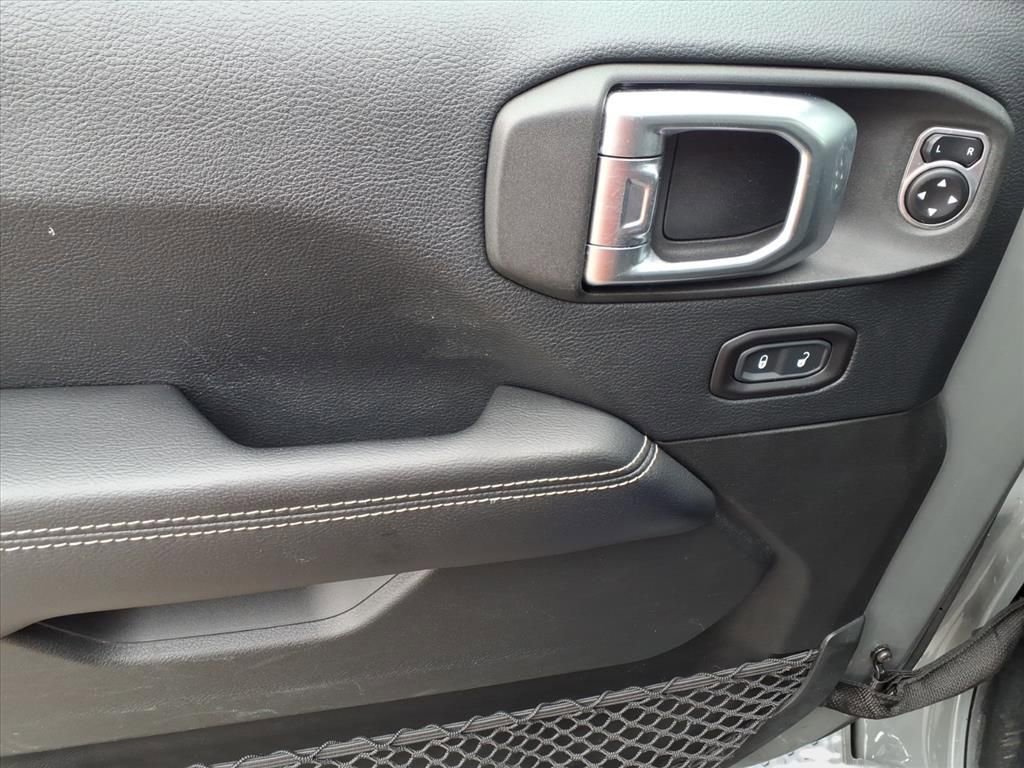 Used 2018 Jeep Wrangler Unlimited Sahara image 9