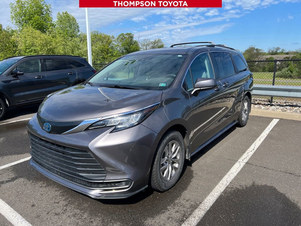 Used 2022 Toyota Sienna LE AWD/4WD image 1
