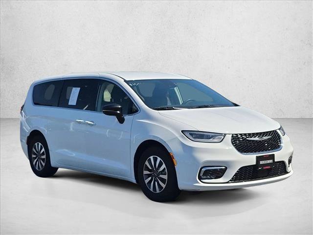 Used 2024 Chrysler Pacifica Limited FWD image 3