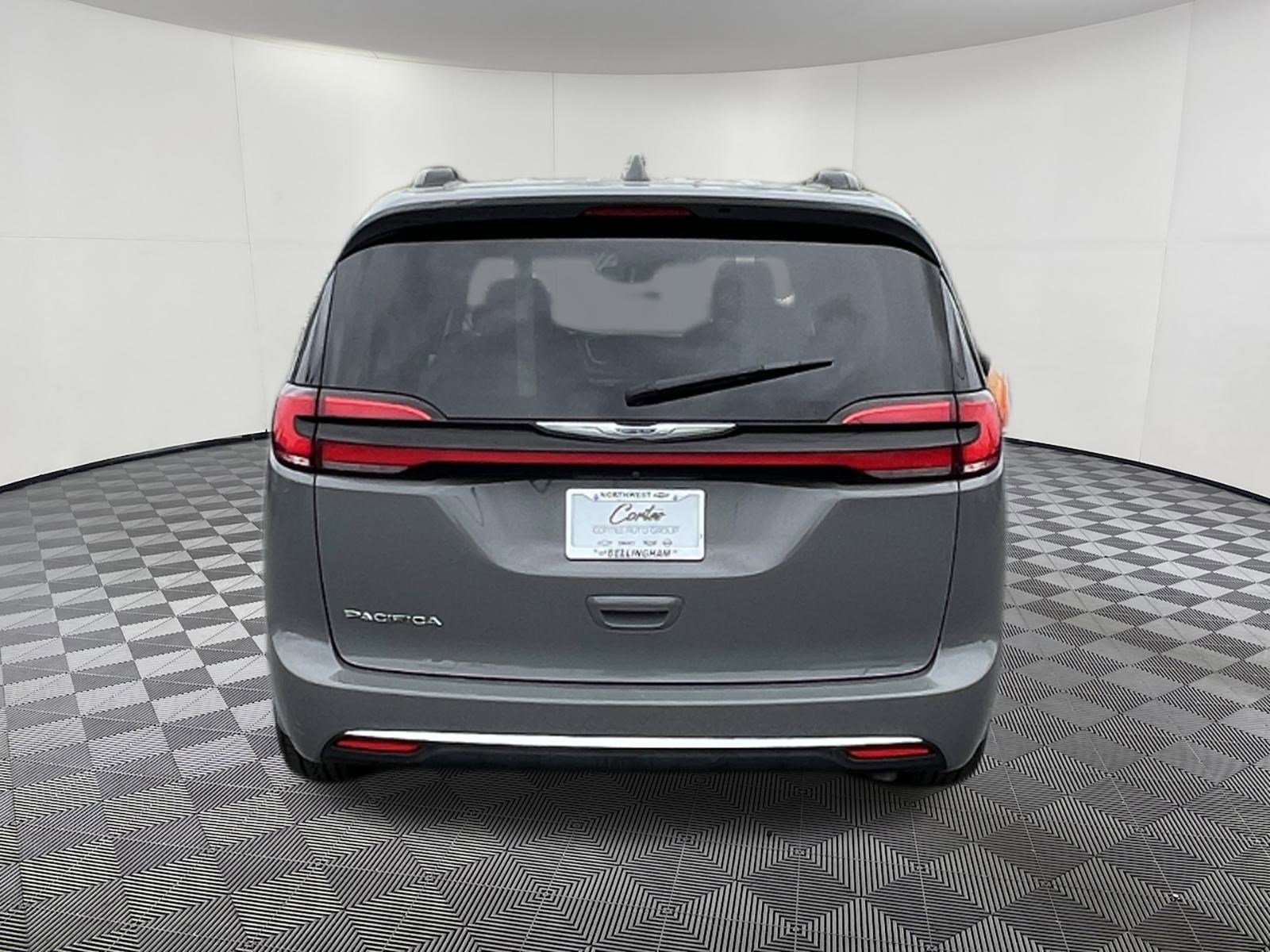Used 2022 Chrysler Pacifica Touring-L FWD image 5
