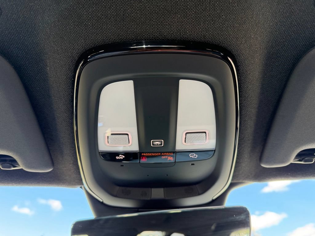 Used 2025 Volvo XC40 B5 Core AWD/4WD image 27