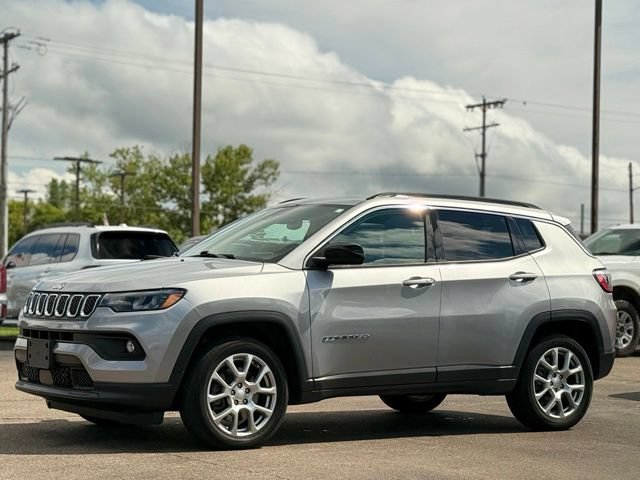 Used 2023 Jeep Compass Latitude w/ Sun and Sound Group AWD/4WD image 33