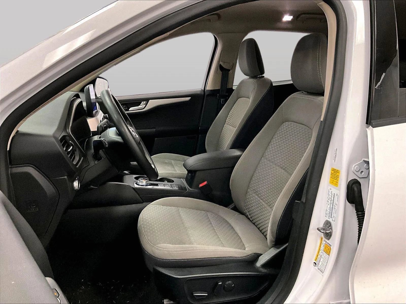 Used 2020 Ford Escape SE image 25