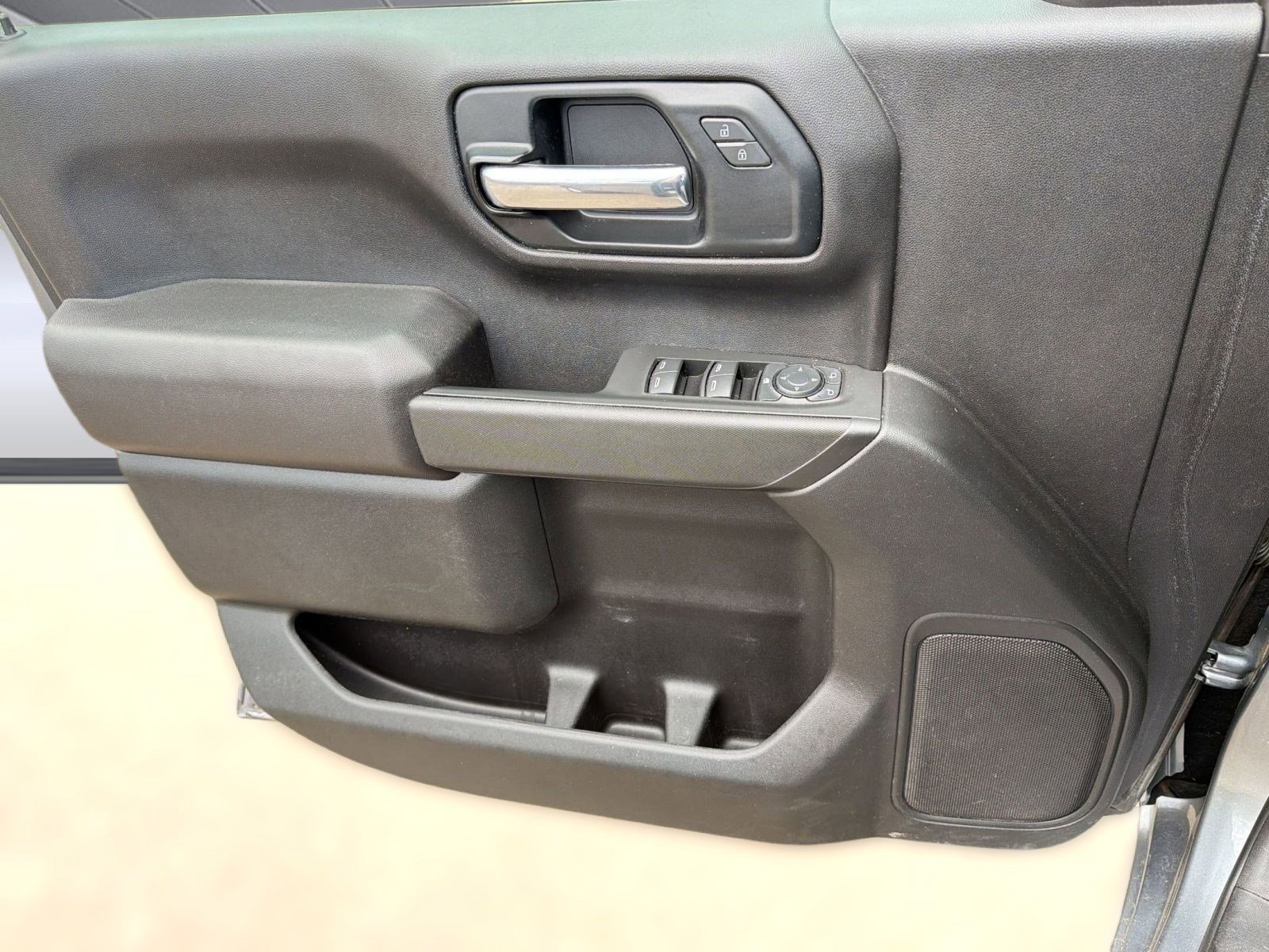 Used 2020 Chevrolet Silverado 1500 Custom w/ Custom Value Package image 11