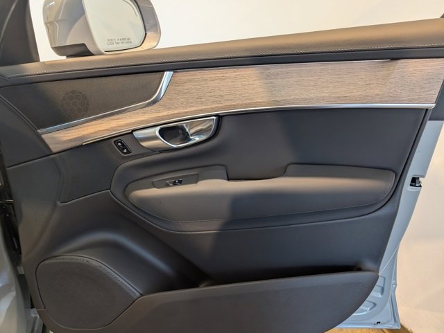 Used 2025 Volvo XC90 B6 Plus image 31