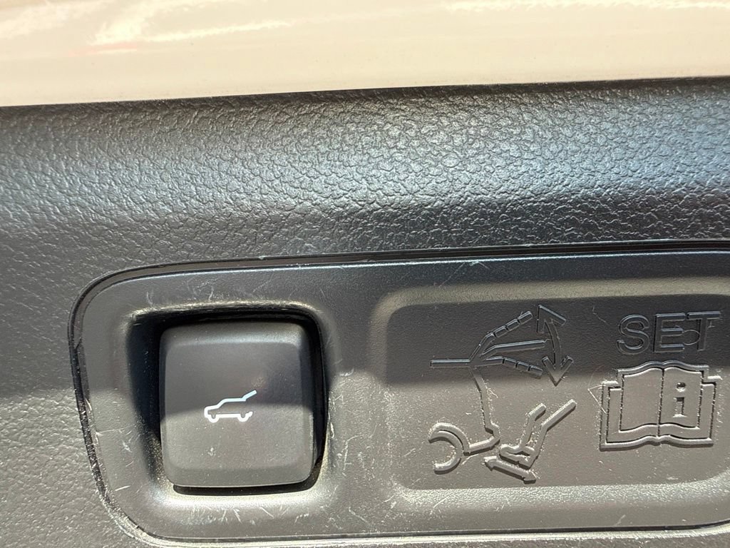 Used 2019 Ford Expedition XLT w/ Equipment Group 202A AWD/4WD image 11
