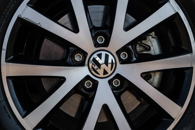 Used 2017 Volkswagen Jetta SE image 3