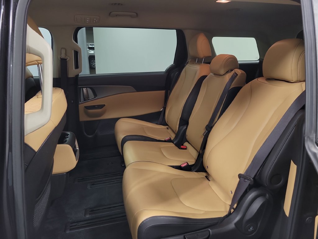 Used 2022 Kia Carnival LX FWD image 32