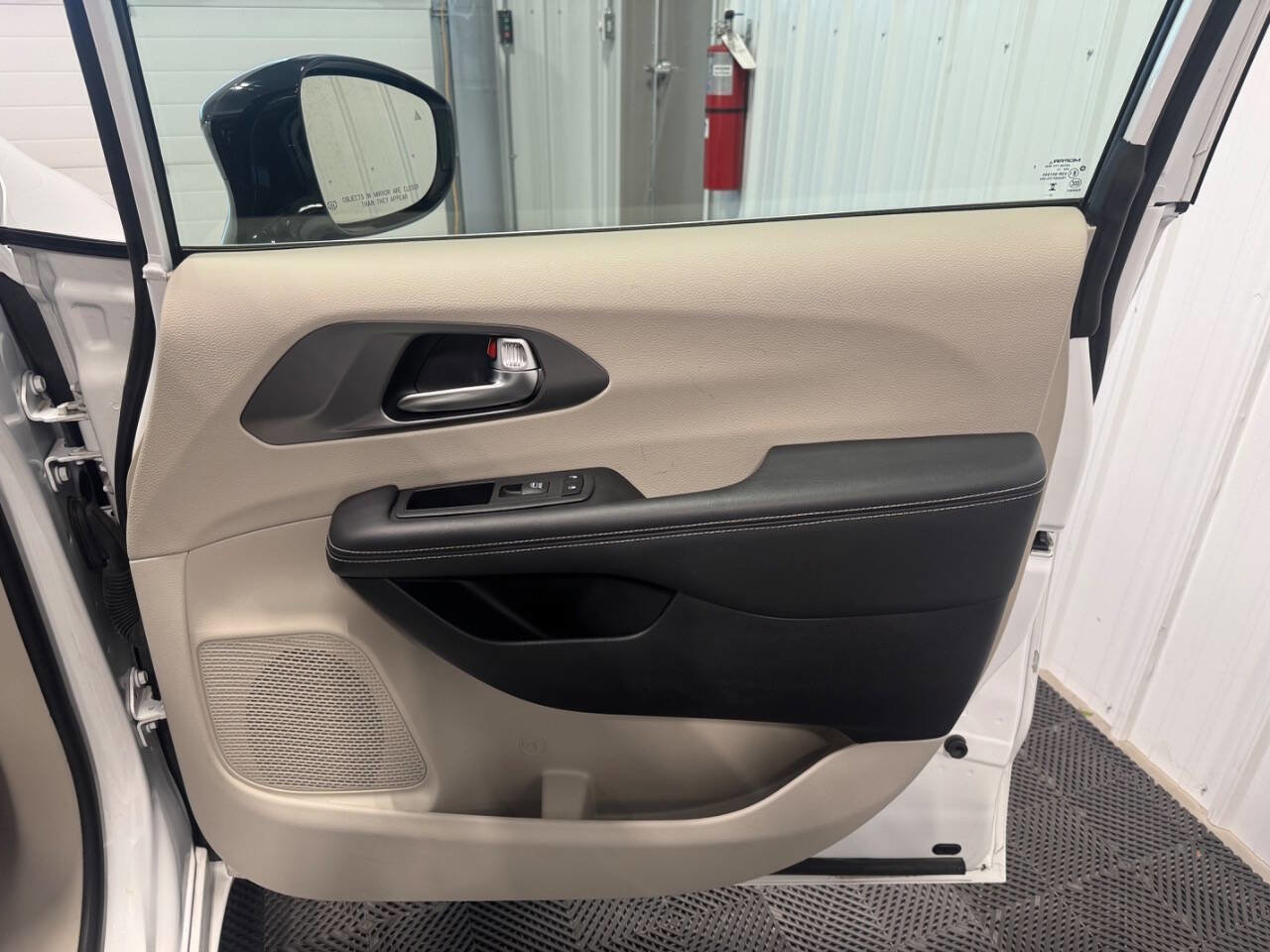 Used 2024 Chrysler Pacifica Touring-L FWD image 18