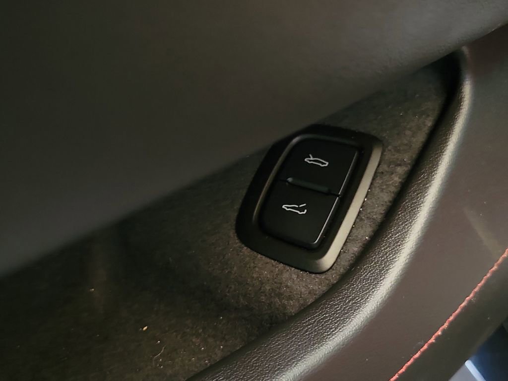 Used 2025 Chevrolet Corvette Z06 RWD image 17