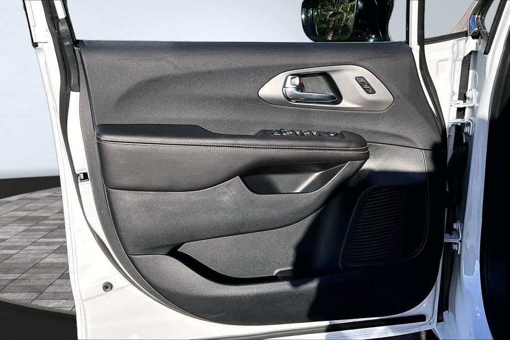 New 2027 Chrysler Pacifica Select FWD image 13