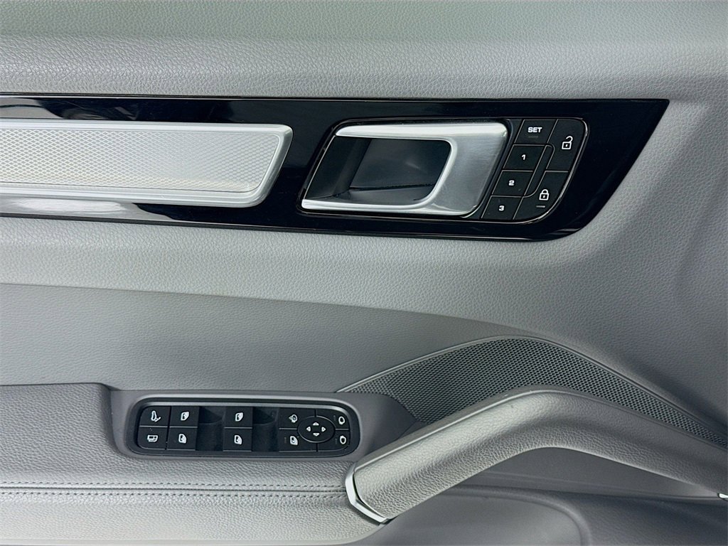 Certified 2023 Porsche Cayenne Platinum Edition image 11