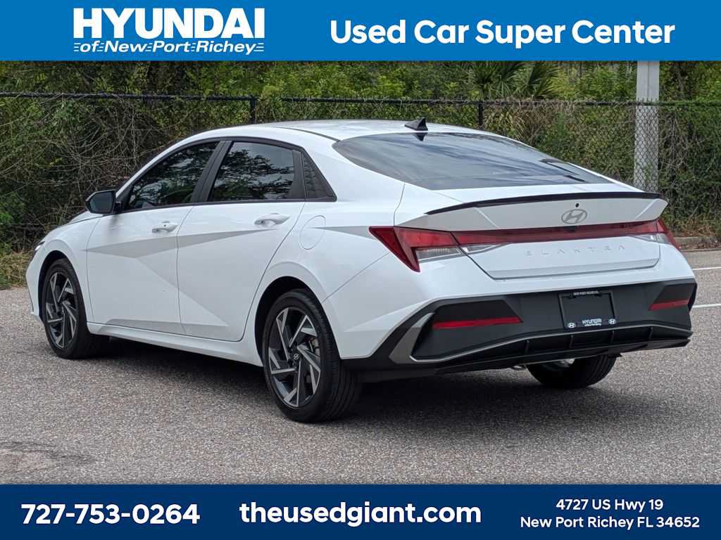 Certified 2025 Hyundai Elantra Sport FWD image 3