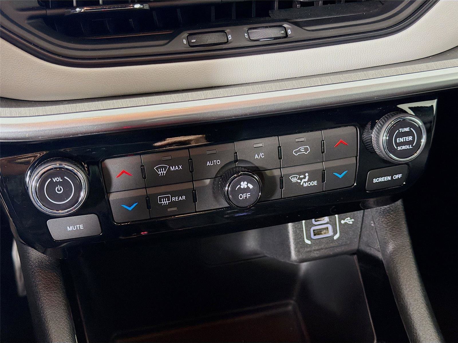 Used 2024 Jeep Compass Limited image 16