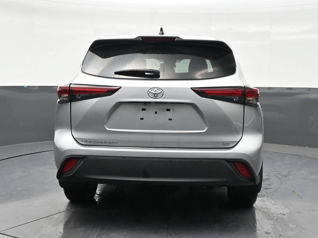 Used 2024 Toyota Highlander LE FWD image 4