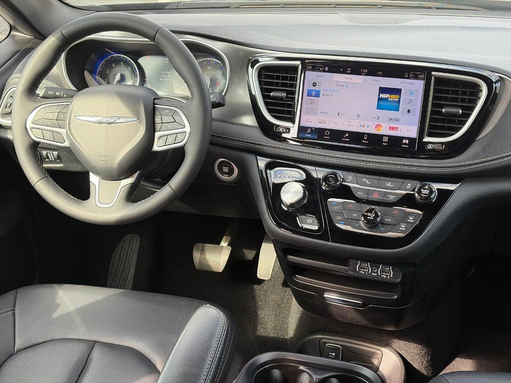 Used 2025 Chrysler Pacifica Select FWD image 12