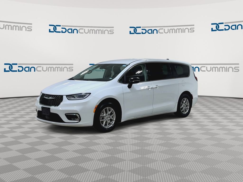 Used 2024 Chrysler Pacifica Touring-L image 4
