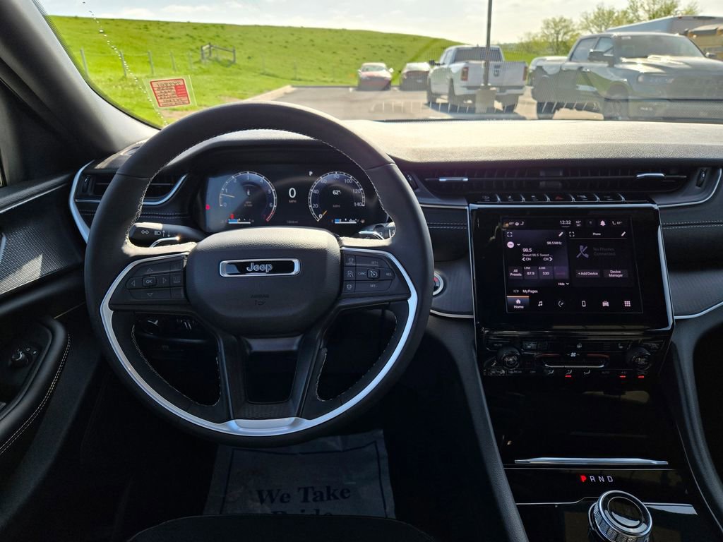 Used 2025 Jeep Grand Cherokee Altitude image 19