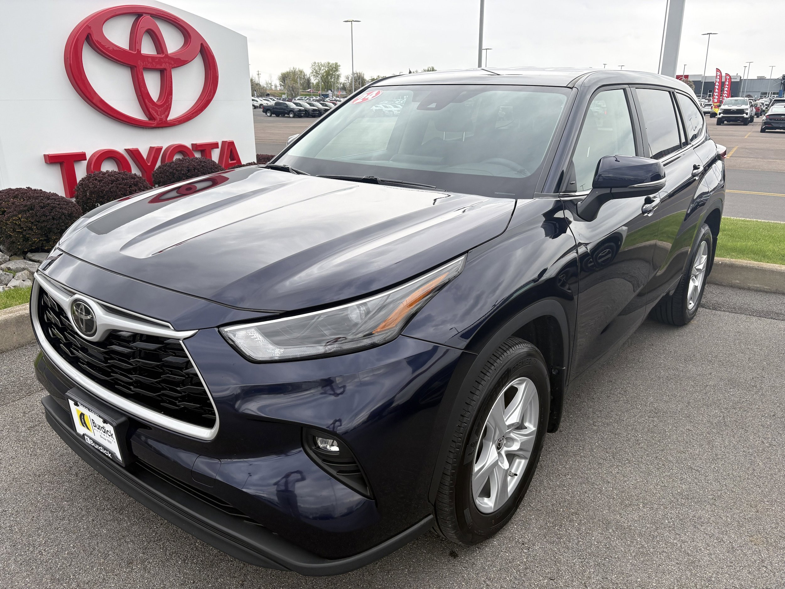 Used 2024 Toyota Highlander LE AWD/4WD image 10