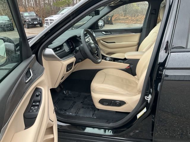 Used 2023 Jeep Grand Cherokee Limited w/ Luxury Tech Group II AWD/4WD image 17