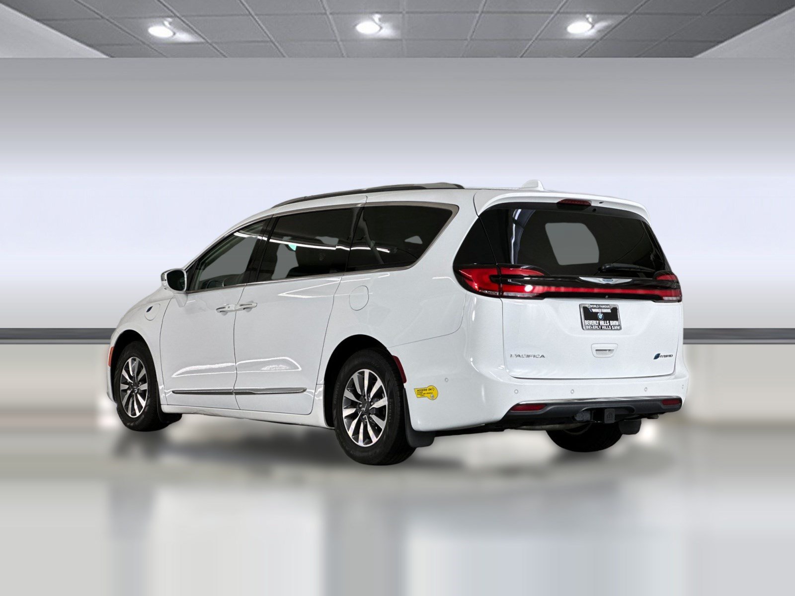 Used 2021 Chrysler Pacifica Limited w/ Uconnect Theater Family Group FWD image 3