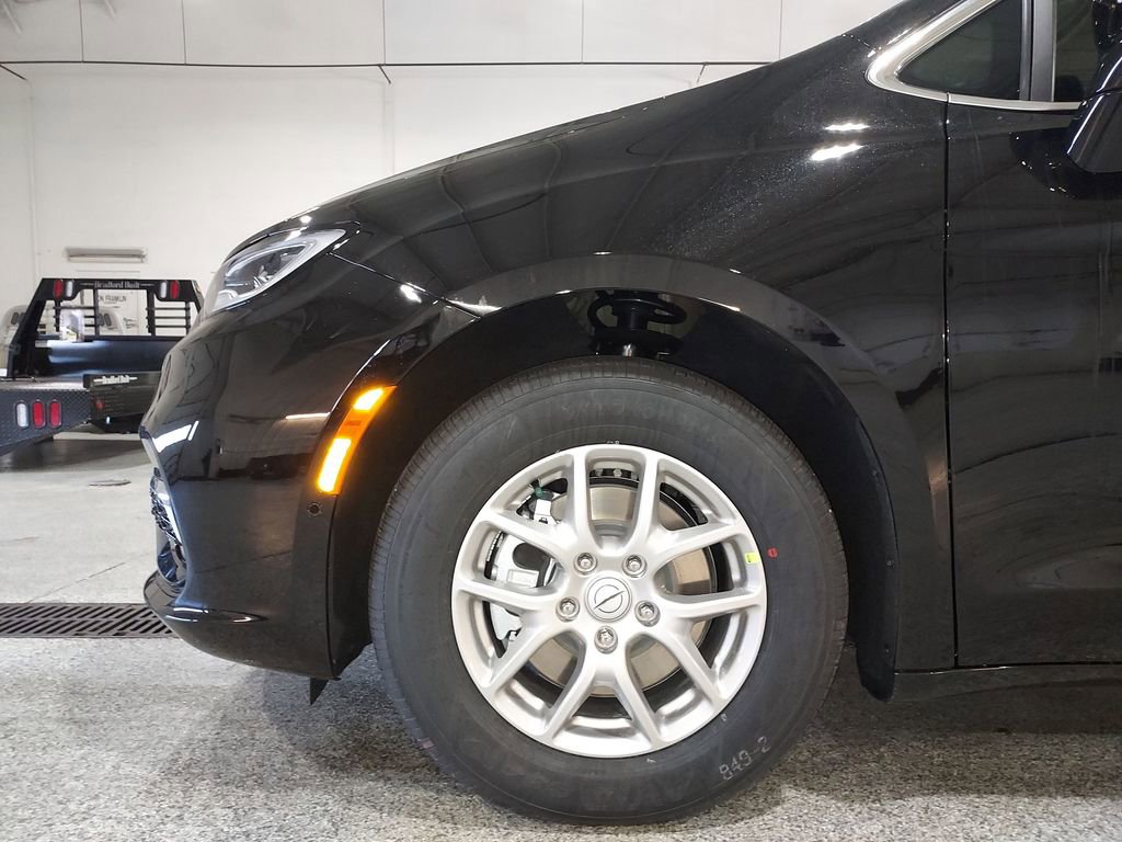 New 2026 Chrysler Pacifica Select image 16