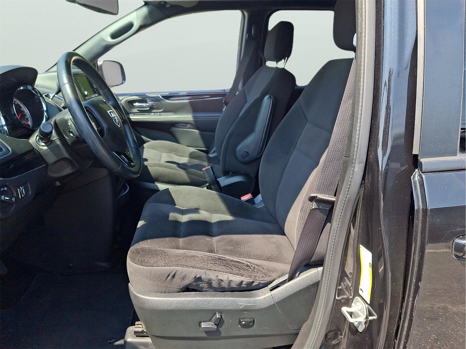 Used 2018 Dodge Grand Caravan SE FWD image 11