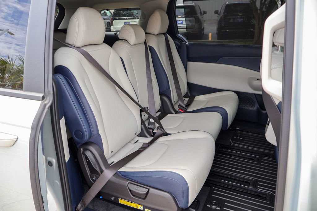 Used 2026 Kia Carnival EX FWD image 11