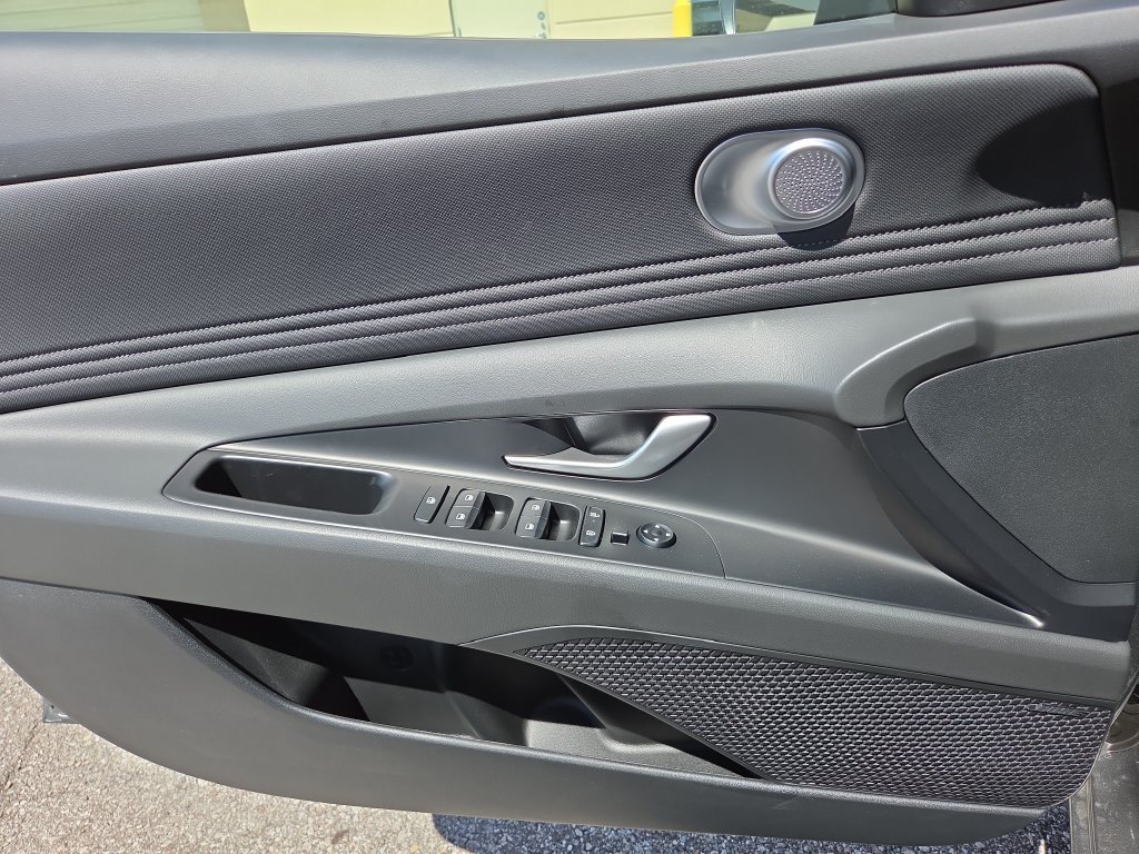 New 2026 Hyundai Elantra Limited FWD image 17