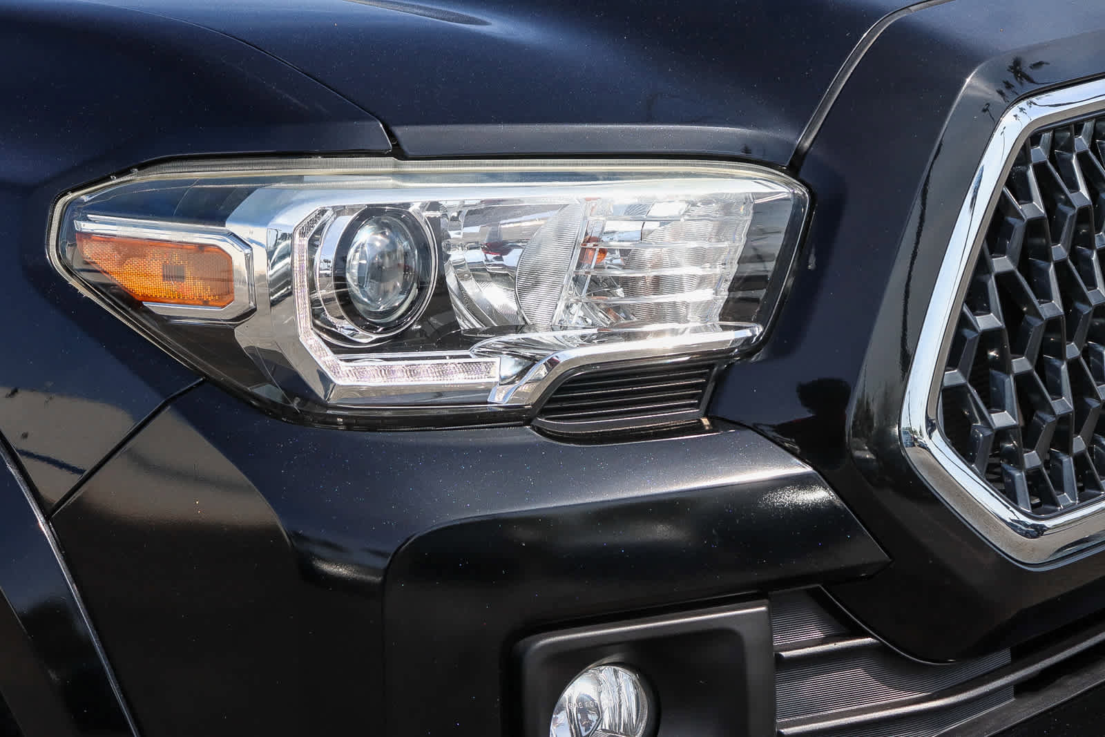 Used 2018 Toyota Tacoma TRD Sport w/ Technology Package image 5