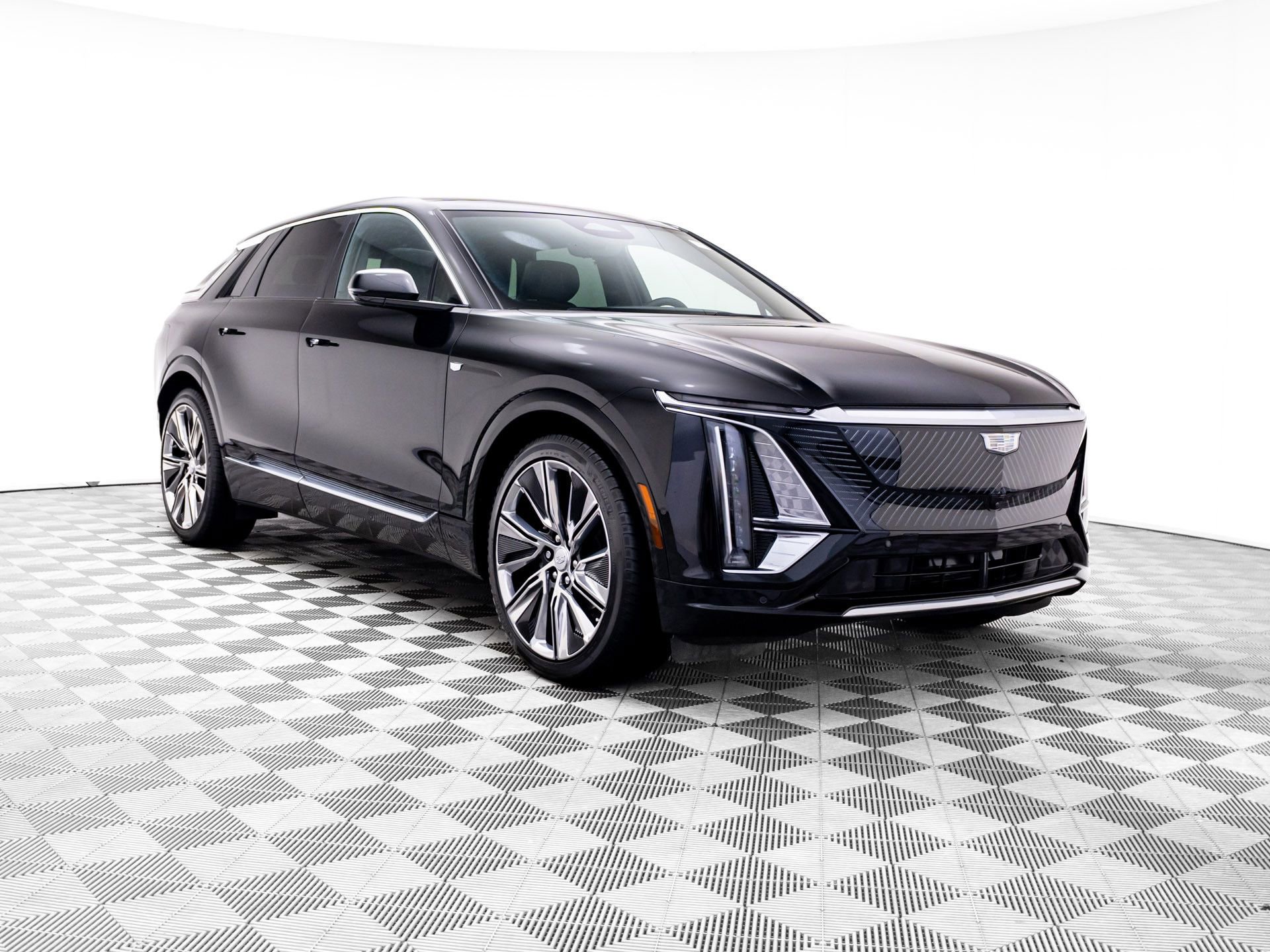 Used 2025 Cadillac Lyriq Luxury w/ LPO, Floor Liner Package AWD/4WD image 7