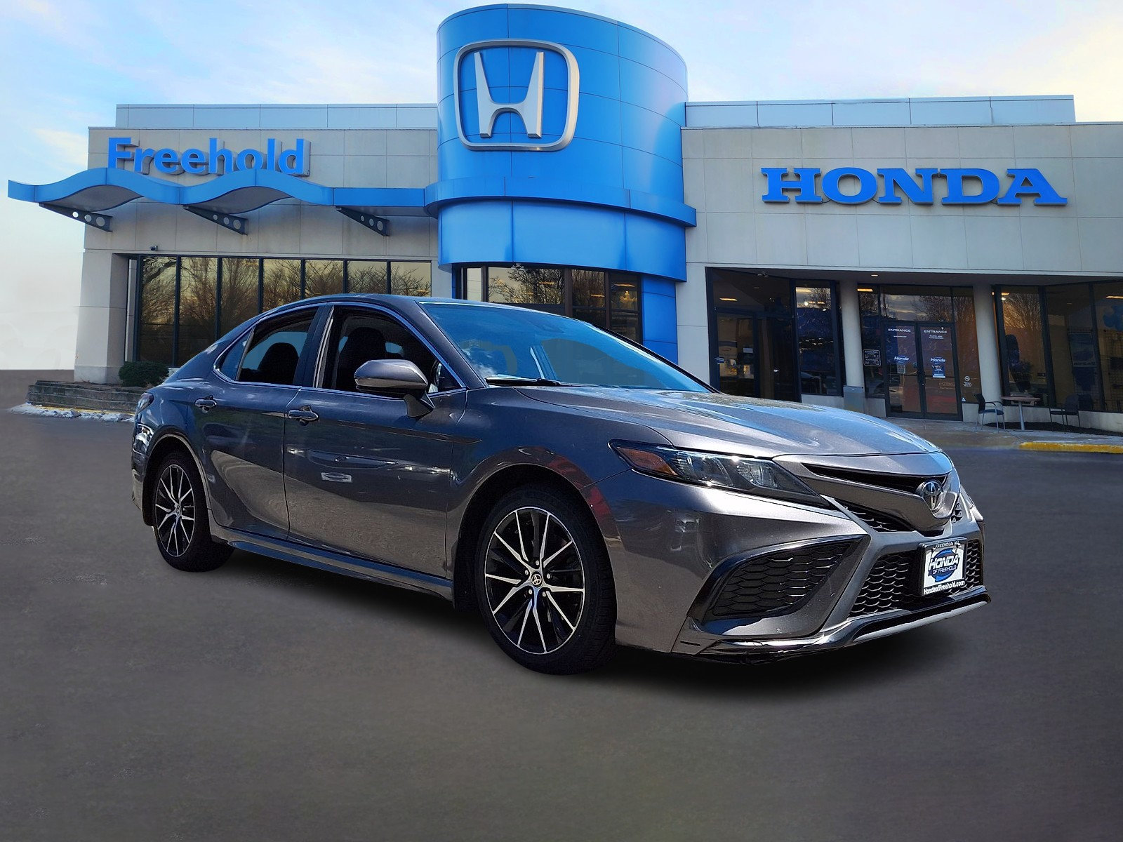 Used 2021 Toyota Camry SE FWD image 3
