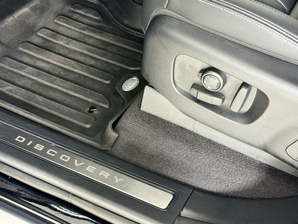 Used 2025 Land Rover Discovery Dynamic SE image 18