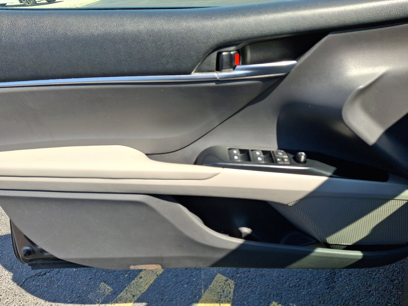 Used 2018 Toyota Camry LE image 11