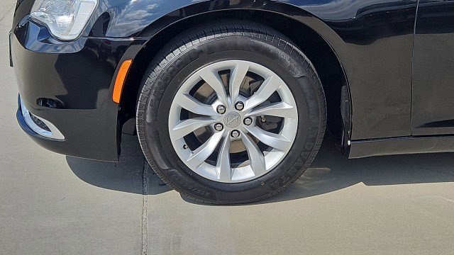 Used 2015 Chrysler 300 Limited RWD image 31