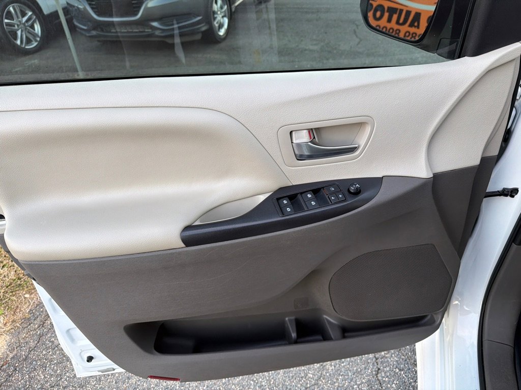 Used 2020 Toyota Sienna LE image 36