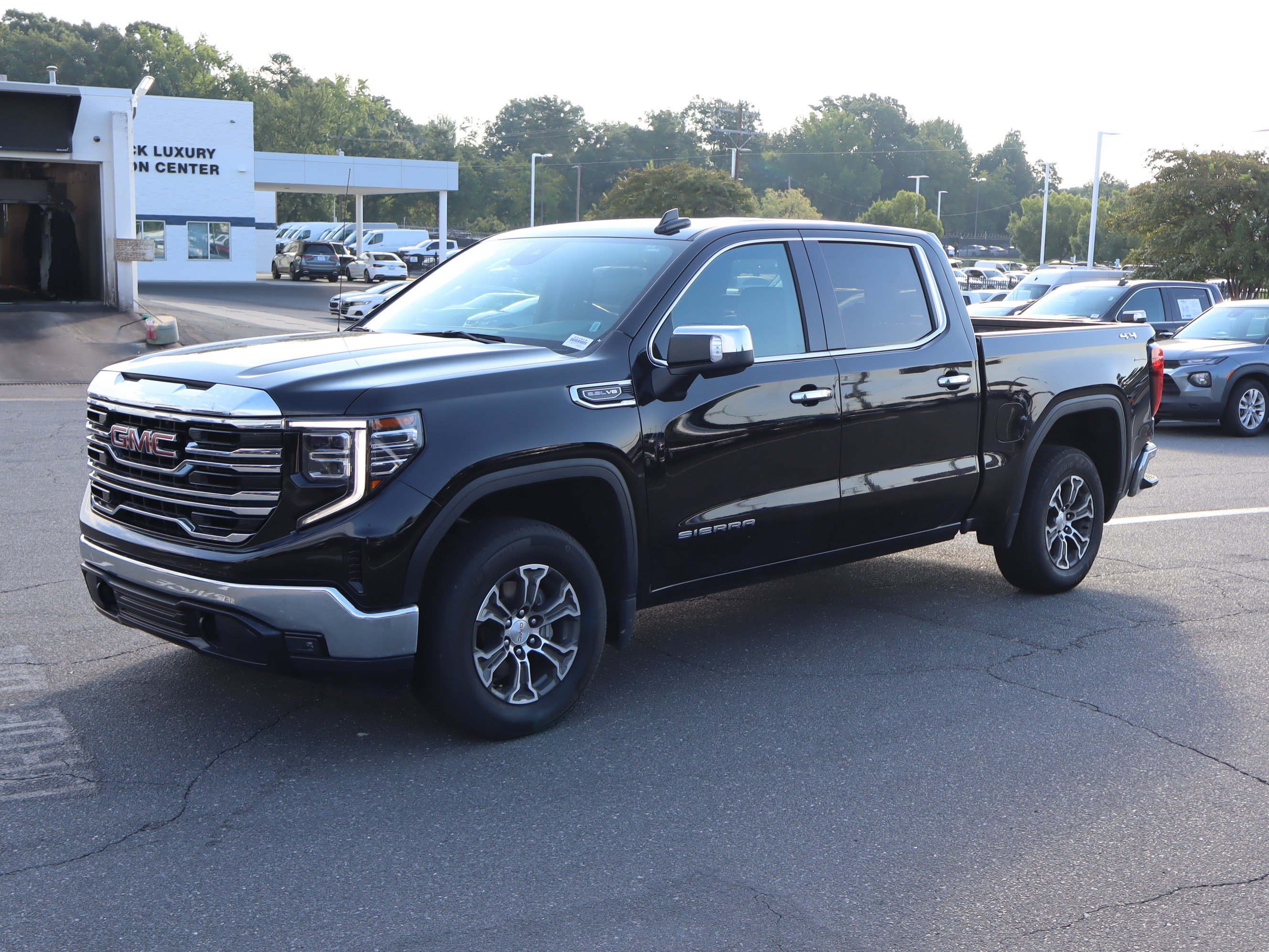 Used 2025 GMC Sierra 1500 SLT AWD/4WD image 16