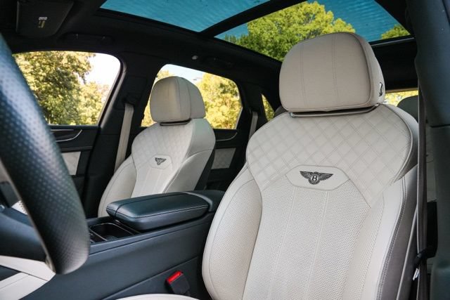 Used 2022 Bentley Bentayga AWD/4WD image 52